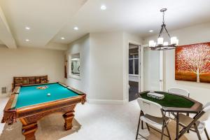 1 Mi to Metra: Estate w Theater, Game Room & More