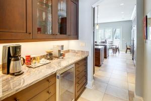 1 Mi to Metra: Estate w Theater, Game Room & More