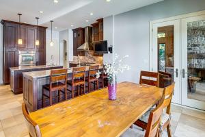 1 Mi to Metra: Estate w Theater, Game Room & More