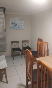 Casa Studio Home Office - Terreo Priv 90m2 c Ar Cond e mais 4 Qtos Andar Sup sendo 1 Suite Priv Casa Compartilhada - Copa Cozinha - Sala Tv- Garagem - WiFi a 200 mts da Praia - 3 Vagas de Garagem