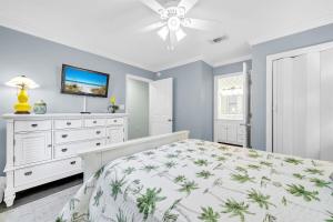 Condo with Gulf View & pool, beach access & bunks