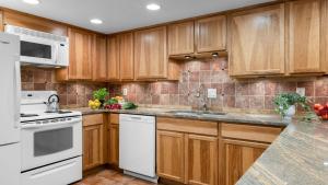 Park State Lodge by AvantStay Spacious Park City Condo Balcony Fireplace Near Skiing Dining Trails