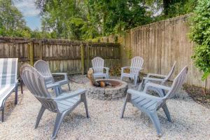 Charleston Oasis with Hot Tub, Mins to Dtwn and B