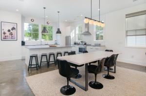 Music Manor, 3-King Beds w Pool,mins to Beach&D