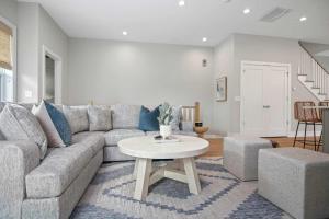 Sincerely Shem- 7 min to Beach and Downtown CHS