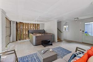 Mt Pleasant Beach Retreat- Mins to Beach-Hot Tub