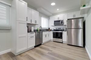 1 Mile to Henry Ford Hospital! Renovated Rental
