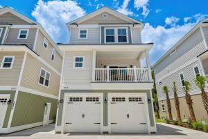 Coral Crush - Across from Ocean & Dog friendly