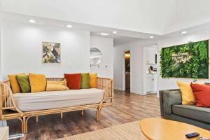 Grand Safari House: Hot Tub, Broadway at the Beac