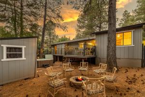 Outdoor Oasis, HotTub, Fenced, Firepit & PineTrees