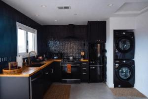 Romantic Desert Escape - Stargazing Dome, Hot Tub, Fire Pit, Hammocks, Cowboy Pool