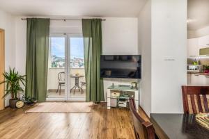 Apartments with parking space Novi Vinodolski - 25152