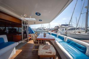 24-hour island hopping cruise on a yacht