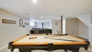 The Nest at Pinecrest by AvantStay Spacious Deck Game Room Fire Pit