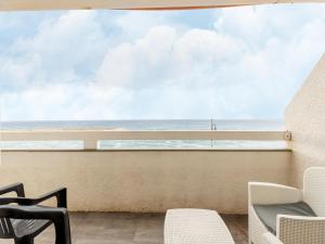 Apartment with sea view and terrace img2