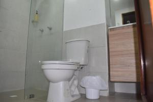 Habitación con cama nueva doble y balcón privado cerca del parque principal