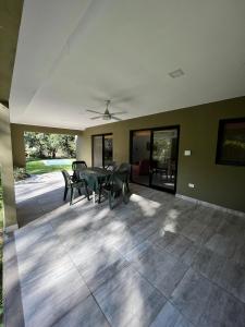 Casa con amplio jardín y pileta privada