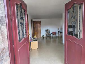 Cama nueva doble con balcón cerca del parque principal