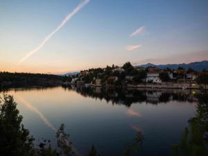 Seaview apartment in Obrovac with balcony
