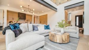 Encore by AvantStayMinutes from the Slopes in PC w Hot Tub