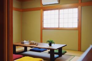 嘉奕 包栋3层 含有电梯和车位 6-12人 梅田难波地铁直达 3房2卫1浴1厅1厨1阳台 花园町站步行5分钟 复古风