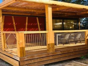 Chalet avec Terrasse au Camping Saint Jean, 4 Pers, 2 Ch - API-1-52-906