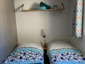 Mobil home spacieux avec terrasse pour 6 personnes - API-1-52-937