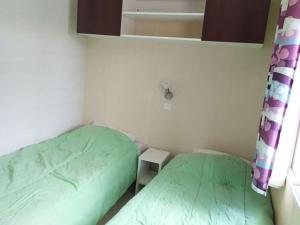 Mobil home avec terrasse pour 6 personnes, 2 chambres - API-1-52-1105