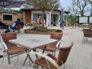 Mobil home 6 pers avec terrasse à Charlieu - API-1-52-1219