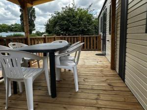 Mobil-home 34m² avec terrasse pour 6 pers., Charlieu - API-1-52-1199