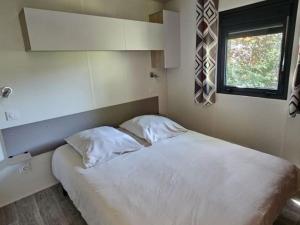 Mobil-home 34m² avec terrasse pour 6 pers., Charlieu - API-1-52-1199