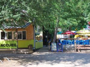 Mobil-home confortable avec terrasse pour 6 personnes - API-1-52-1246