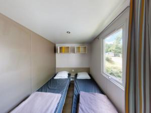 Mobil-home avec terrasse à Vic-sur-Cère, 4 personnes - API-1-52-1251