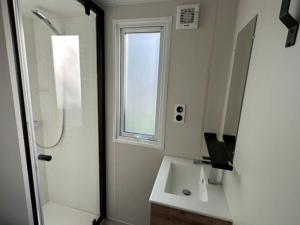 Mobil-home confortable avec terrasse - 4 personnes - API-1-52-1277