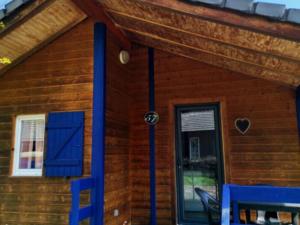 Chalet 2 Pers avec Terrasse à Challes-les-Eaux - API-1-52-1283