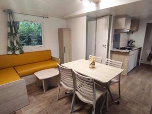Mobil home 4 pers - Terrasse - Challes-les-Eaux - API-1-52-1284