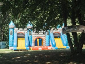 Mobil home confortable avec terrasse à Challes-les-Eaux - API-1-52-1290