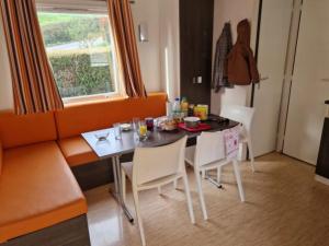 Mobil home confortable avec terrasse à Saint-Geniez-dOlt, 6 personnes - API-1-52-1296