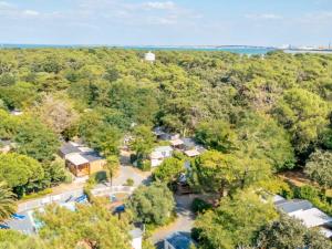 Mobil-home avec terrasse, 3 chambres, pour 6 personnes - API-1-52-1334