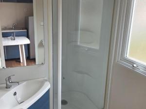 Mobil-home confortable 4 pers, chambres séparées, salon de jardin et barbecue - API-1-52-1348