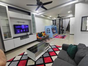 Family House near KLIA - 4BR 12 Beds - Kids Pool - 3 Parking