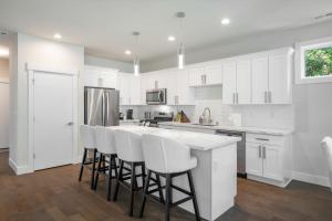 Perch - Modern Seattle Retreat w AC, Garage & Decks