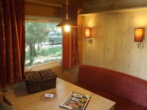 Roulotte confortable avec terrasse pour 4 personnes - API-1-52-1491