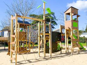 Mobil-home confortable avec terrasse pour 6 personnes à Dolus-dOléron - API-1-52-1525