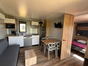 Mobil home confortable avec terrasse - 4 personnes - API-1-52-1544
