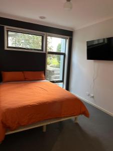 Modern 3 bed 2 bath house, parking and outdoor space