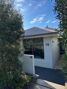 Modern 3 bed 2 bath house, parking and outdoor space
