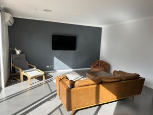 Modern 3 bed 2 bath house, parking and outdoor space