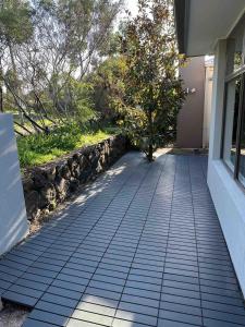 Modern 3 bed 2 bath house, parking and outdoor space
