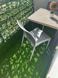 Modern Studio Near Transport with Private Balcony